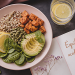 buddha bowl aliment acide ou basique assiette vue du dessus