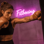fitboxing femme athlétique frappe sac studio