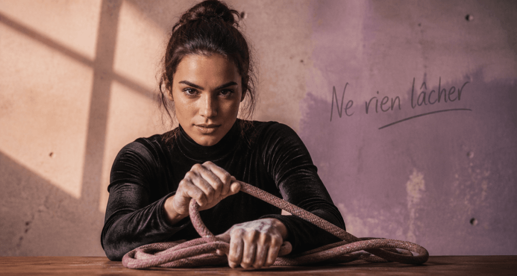 ne rien lacher femme corde alpinisme