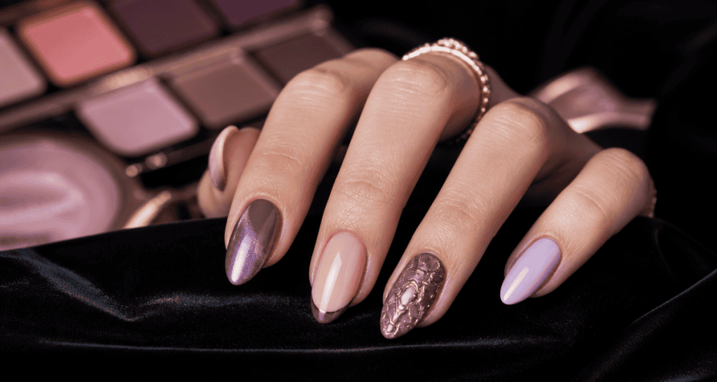 Tendance vernis à ongles main gros plan manucure stylée