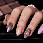 Tendance vernis à ongles main gros plan manucure stylée