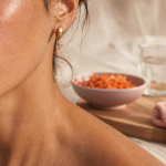 Comment bronzer naturellement sans brûler : hâle sain, peau visage et cou légèrement bronzée