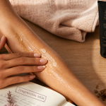 Comment bronzer vite : étapes hâle durable sans brûler (hydratation, gommage, protection)