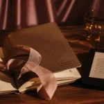 Nouvelle erotique : carnet avec ruban rose poudré et tension narrative