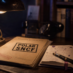 Polar français auteurs : dossier polar sur table sombre, lampe et café