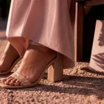 Quelle chaussure avec une combinaison pour un mariage : sandales nude sur gravier