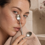 Comment cacher ses cernes sans maquillage : cuillères froides sur contour des yeux, sérum et hydratation