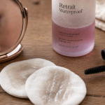 Comment enlever le mascara waterproof sans frotter : démaquillant bi-phasé et coton doux