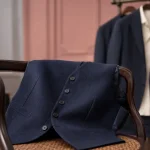 Gilet homme costume bleu marine en atelier chic