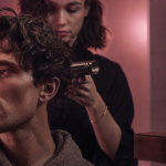 Permanente cheveux homme : boucles souples et volume en studio