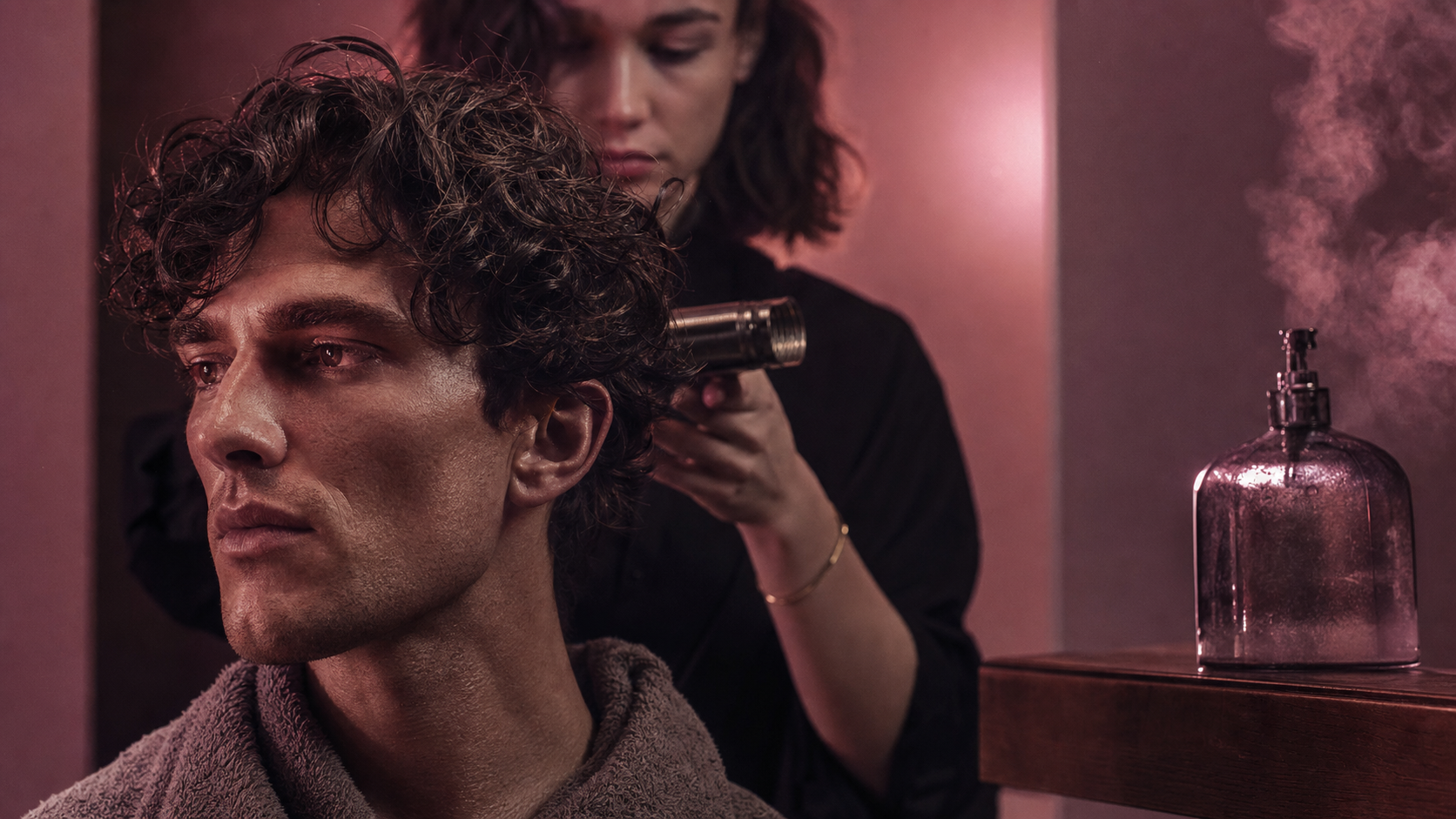 Per­manente cheveux homme : boucles souples et volume en studio