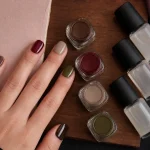 Couleur ongles automne 2025 : brun café, vert olive, jelly translucide, ongles courts soignés