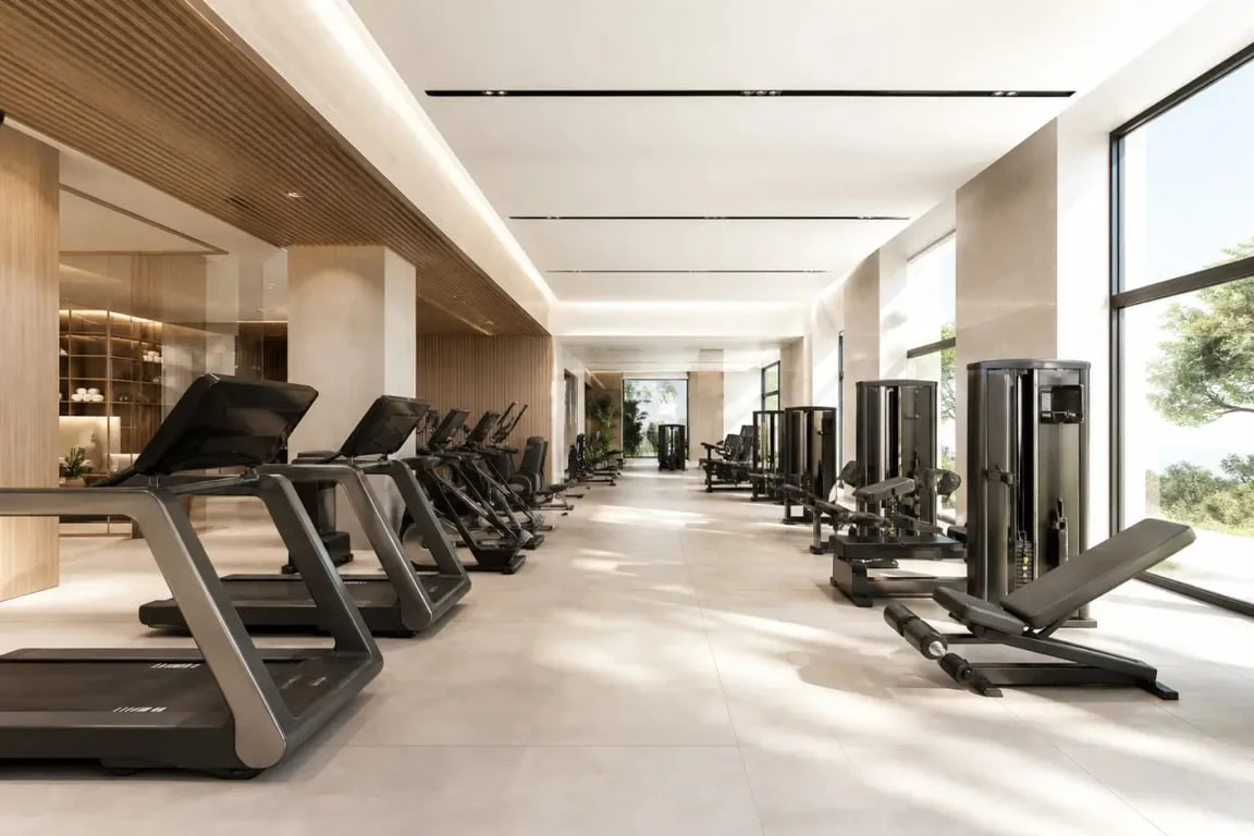 Ressource sport spa bien être : salle de fitness premium lumineuse avec machines haut de gamme