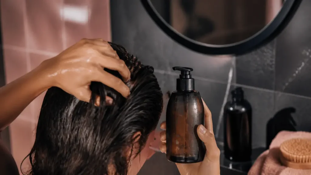 Cheveux gras, cheveux secs, sport et pollution : à quelle fréquence faut-il les laver ?